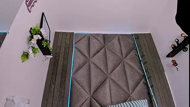 AbbyWathson online show from 10-30-25, 07:25