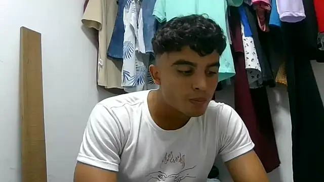 Snapshot of Mentriplex chatting on 12-04-24, 01:03 Mentriplex online show from 12-04-24, 01:03