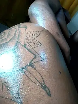 Hugemassivebootie online show from 11-08-25, 08:47