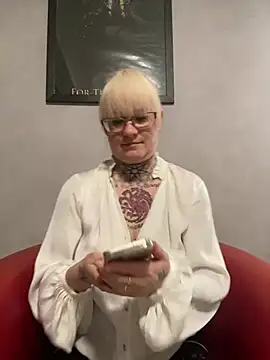 poussichienne online show from 02-18-25, 02:06