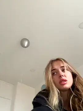 Snapshot of enjoy_my_beauty chatting on 11-02-25, 09:00 enjoy my beauty online show from 11-02-25, 09:00