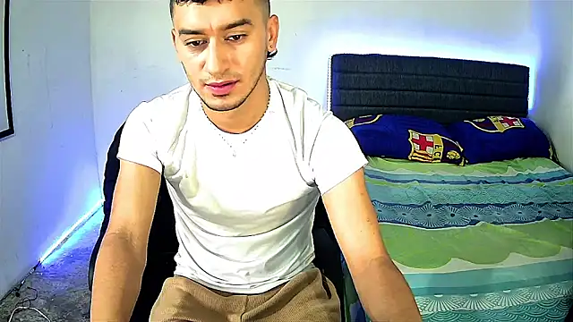 Snapshot of Kevin_Torres chatting on 12-20-25, 04:47 Kevin Torres online show from 12-20-25, 04:47