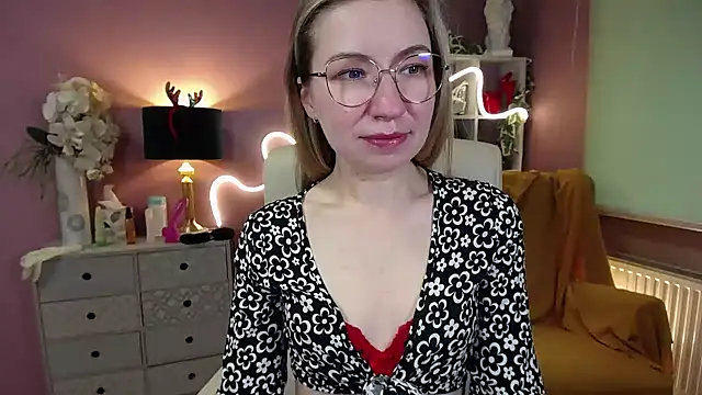 Snapshot of Mia_Tasty chatting on 12-21-24, 11:44 Mia Tasty online show from 12-21-24, 11:44