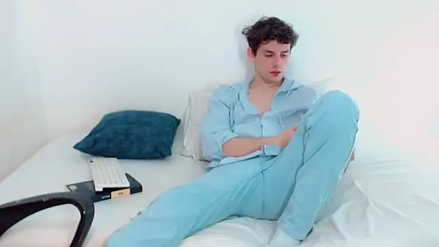 Elio555 online show from 12-15-24, 01:13