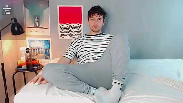 Elio555 online show from 12-21-25, 04:03