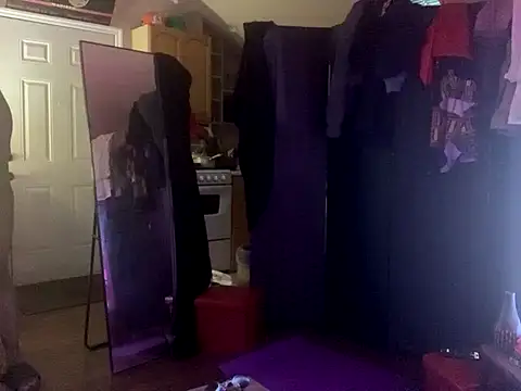 Snapshot of bigshh8 chatting on 09-21-25, 02:02 bigshh8 online show from 09-21-25, 02:02