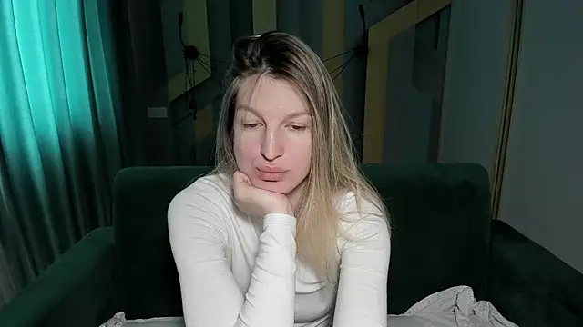 EmilyWalkeri online show from 04-21-26, 06:52