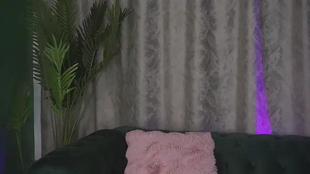 FoxieJullia online show from 02-14-25, 11:10