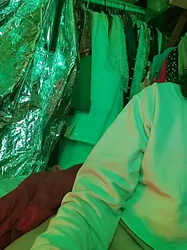 gurlnips online show from 01-15-26, 01:37