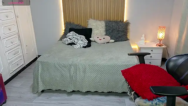 Snapshot of sailor_moon07 chatting on 09-11-25, 05:07 sailor moon07 online show from 09-11-25, 05:07