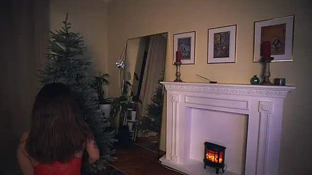 Snapshot of Leona_Mell chatting on 12-16-24, 01:21 Leona Mell online show from 12-16-24, 01:21