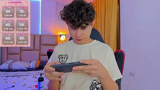 Snapshot of Nathan_Bluee chatting on 02-13-25, 12:21 Nathan Bluee online show from 02-13-25, 12:21