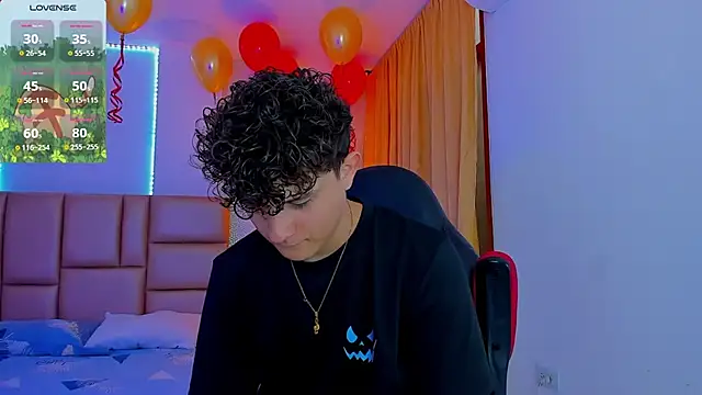 Snapshot of Nathan_Bluee chatting on 03-20-25, 01:37 Nathan Bluee online show from 03-20-25, 01:37