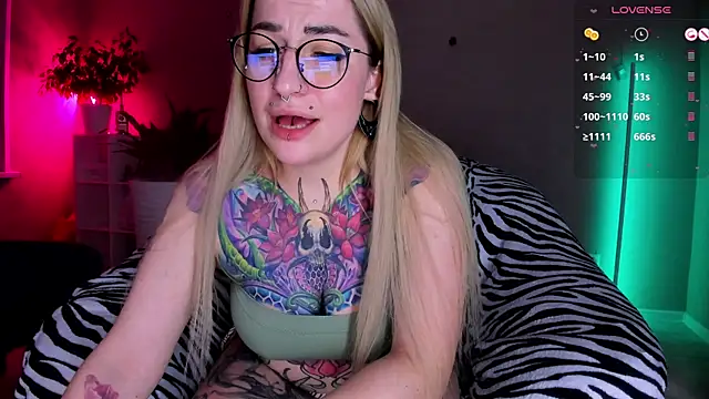 Snapshot of Tanya_Acid chatting on 01-18-25, 04:21 Tanya Acid online show from 01-18-25, 04:21