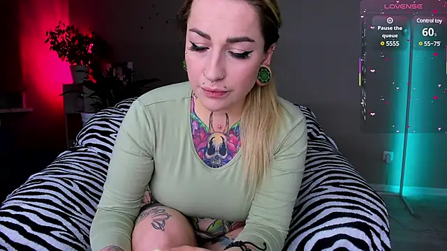 Snapshot of Tanya_Acid chatting on 02-18-25, 06:58 Tanya Acid online show from 02-18-25, 06:58