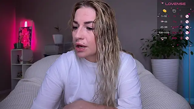 Snapshot of Tanya_Acid chatting on 10-16-25, 11:44 Tanya Acid online show from 10-16-25, 11:44