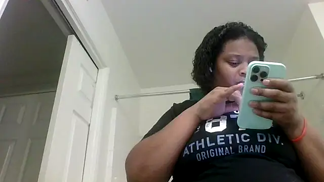 Snapshot of Prettynthick12 chatting on 02-15-26, 04:31 Prettynthick12 online show from 02-15-26, 04:31