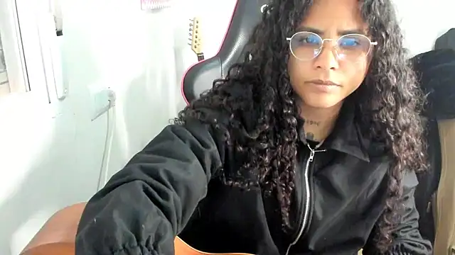 Snapshot of Ama_music chatting on 05-11-26, 02:45 Ama music online show from 05-11-26, 02:45