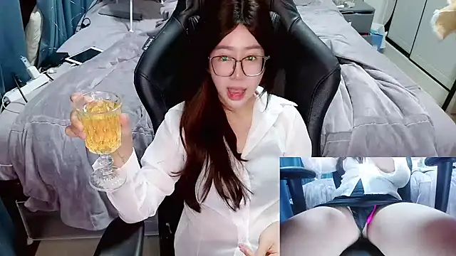 Snapshot of Angelababy001 chatting on 12-13-24, 06:27 Angelababy001 online show from 12-13-24, 06:27