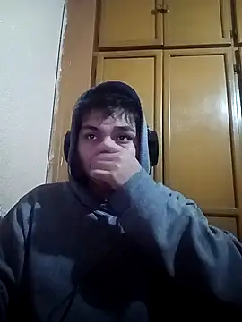 Snapshot of LoganFinds chatting on 11-04-25, 02:43 LoganFinds online show from 11-04-25, 02:43