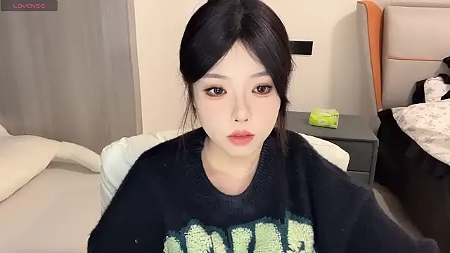 Snapshot of Q-ing chatting on 12-18-24, 12:07 Q-ing online show from 12-18-24, 12:07