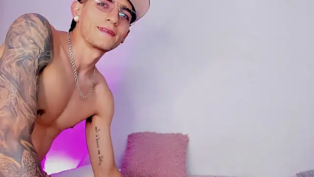 Snapshot of _NATAHSA_ chatting on 02-28-25, 02:42 NATAHSA online show from 02-28-25, 02:42