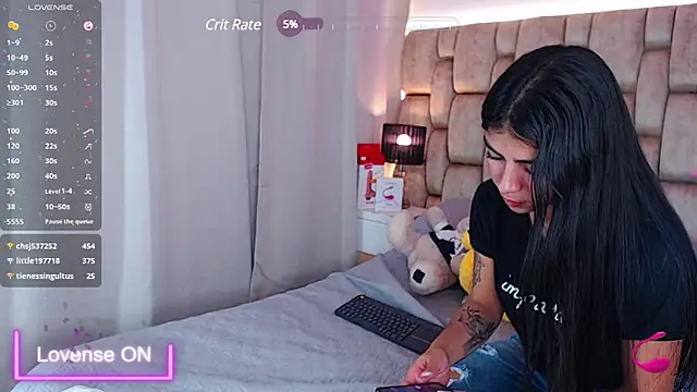 Snapshot of little_sophie18 chatting on 01-29-25, 01:48 little sophie18 online show from 01-29-25, 01:48