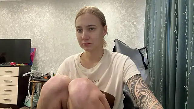 Snapshot of AnneBall chatting on 12-27-24, 08:24 AnneBall online show from 12-27-24, 08:24