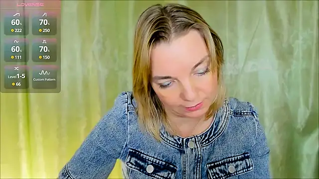 Snapshot of Regina__blue chatting on 12-13-24, 01:55 Regina blue online show from 12-13-24, 01:55