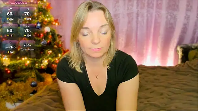 Snapshot of Regina__blue chatting on 12-19-24, 06:56 Regina blue online show from 12-19-24, 06:56