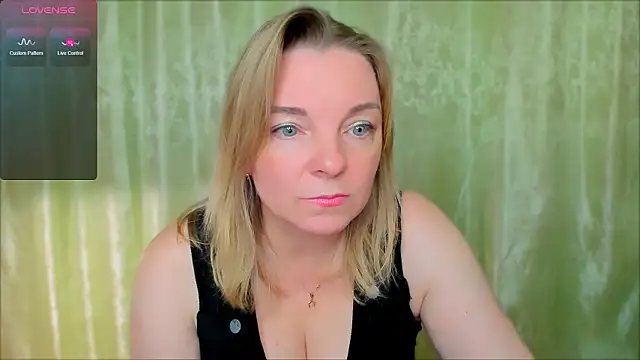Snapshot of Regina__blue chatting on 02-11-25, 06:22 Regina blue online show from 02-11-25, 06:22