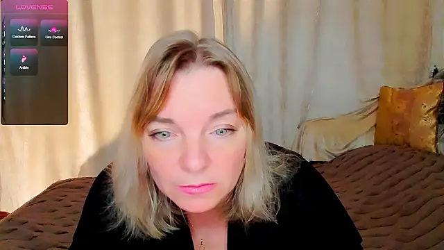 Snapshot of Regina__blue chatting on 09-21-25, 03:57 Regina blue online show from 09-21-25, 03:57