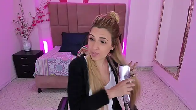 Snapshot of EvaaLovia1 chatting on 03-11-25, 01:45 EvaaLovia1 online show from 03-11-25, 01:45