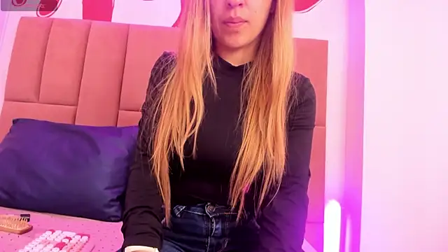 Snapshot of EvaaLovia1 chatting on 10-18-25, 02:40 EvaaLovia1 online show from 10-18-25, 02:40