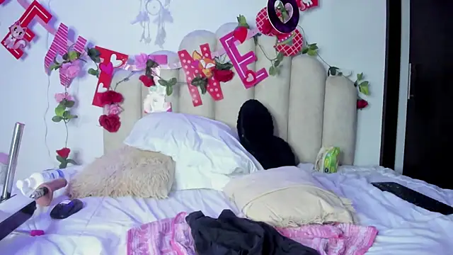 Snapshot of NaomiAsha chatting on 02-15-25, 02:26 NaomiAsha online show from 02-15-25, 02:26