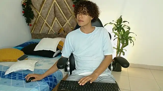 Snapshot of nickolas_moon chatting on 12-25-24, 06:41 nickolas moon online show from 12-25-24, 06:41