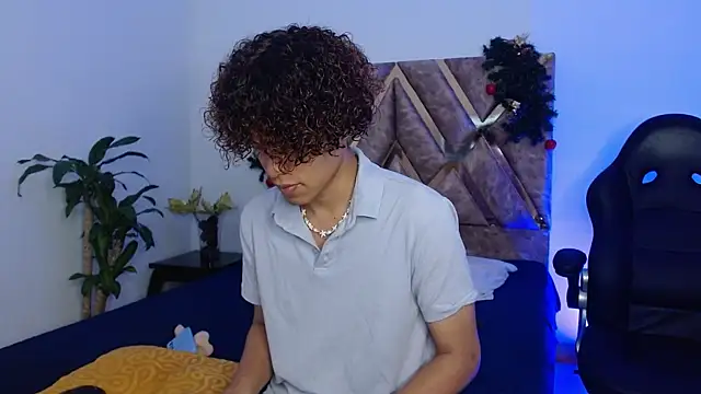 Snapshot of nickolas_moon chatting on 12-30-24, 05:34 nickolas moon online show from 12-30-24, 05:34