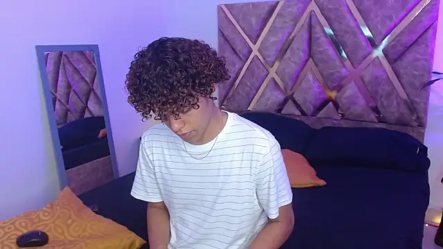 Snapshot of nickolas_moon chatting on 02-02-25, 04:32 nickolas moon online show from 02-02-25, 04:32