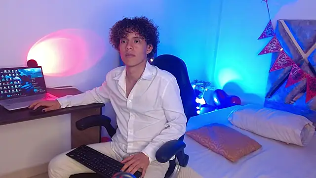 Snapshot of nickolas_moon chatting on 02-18-25, 05:53 nickolas moon online show from 02-18-25, 05:53