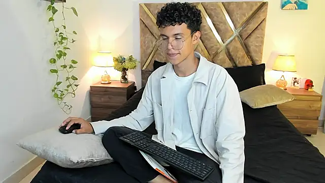 Snapshot of nickolas_moon chatting on 10-29-25, 09:05 nickolas moon online show from 10-29-25, 09:05