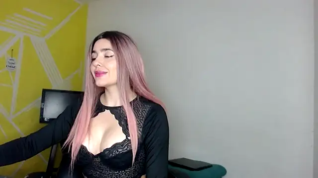 Nikolle Rouss online show from 12-24-24, 05:34