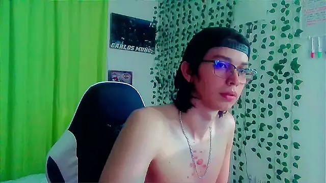 Snapshot of Andy_gray chatting on 09-16-25, 03:02 Andy gray online show from 09-16-25, 03:02