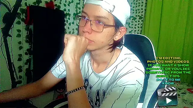Snapshot of Andy_gray chatting on 10-14-25, 02:40 Andy gray online show from 10-14-25, 02:40