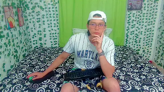 Snapshot of Andy_gray chatting on 05-20-26, 02:23 Andy gray online show from 05-20-26, 02:23