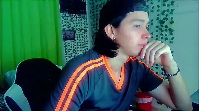 Snapshot of Andy_gray chatting on 06-18-26, 02:54 Andy gray online show from 06-18-26, 02:54