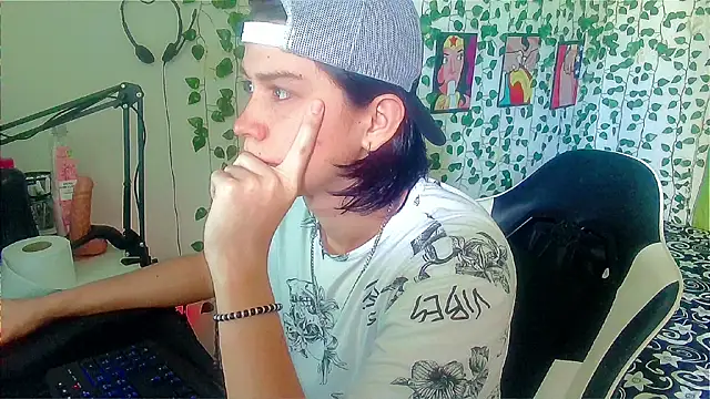 Snapshot of Andy_gray chatting on 06-20-26, 02:20 Andy gray online show from 06-20-26, 02:20