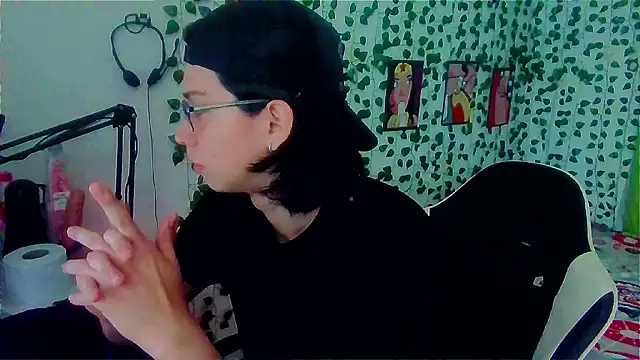 Snapshot of Andy_gray chatting on 06-22-26, 04:15 Andy gray online show from 06-22-26, 04:15