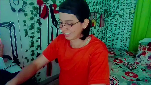 Snapshot of Andy_gray chatting on 06-24-26, 05:34 Andy gray online show from 06-24-26, 05:34