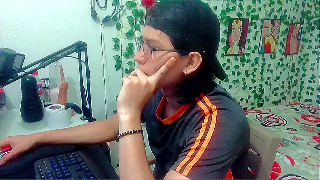 Snapshot of Andy_gray chatting on 06-26-26, 12:42 Andy gray online show from 06-26-26, 12:42