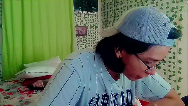 Snapshot of Andy_gray chatting on 06-27-26, 03:06 Andy gray online show from 06-27-26, 03:06